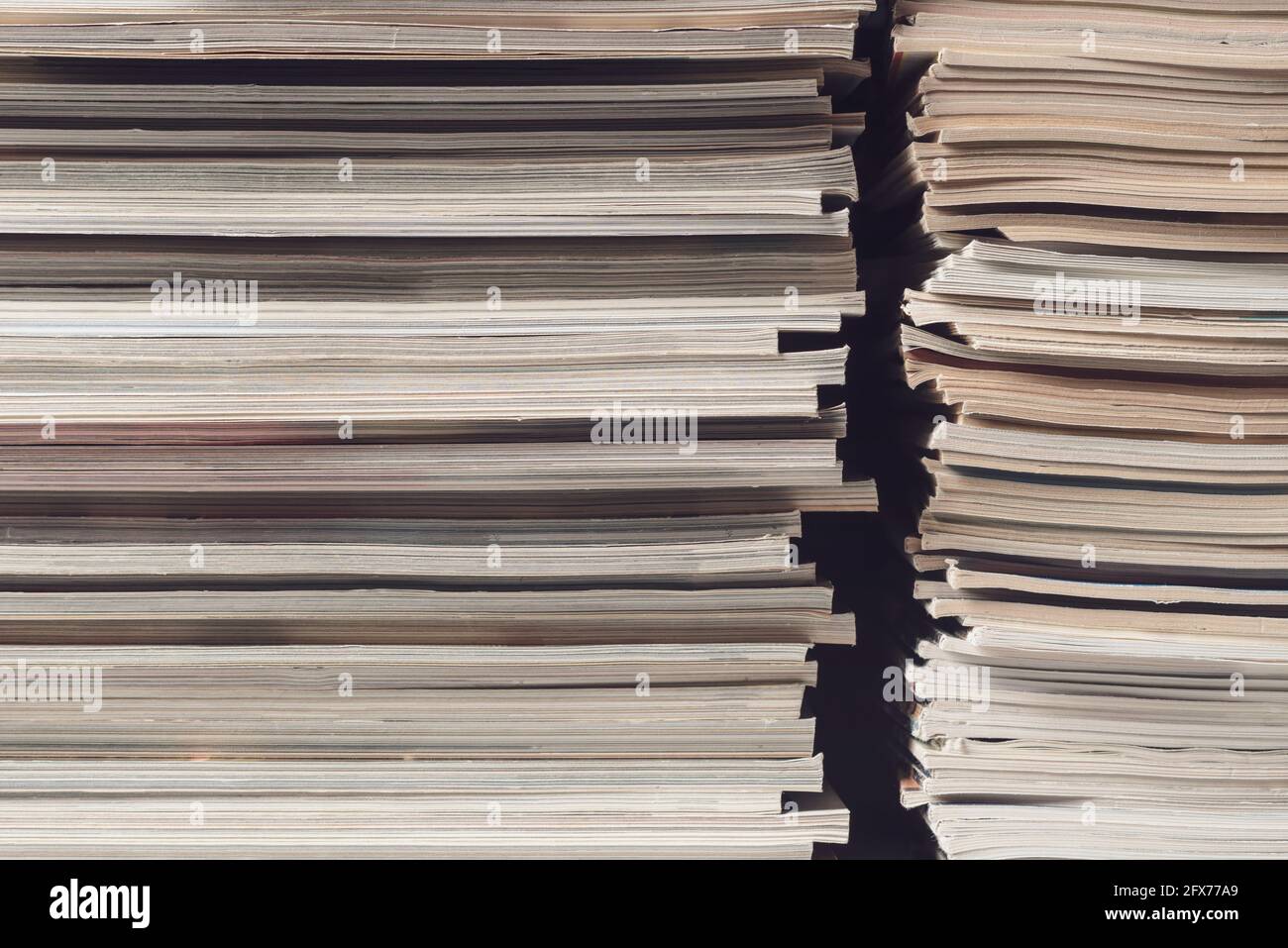 Gros plan sur des piles de magazines : supports imprimés et concept d'information Banque D'Images