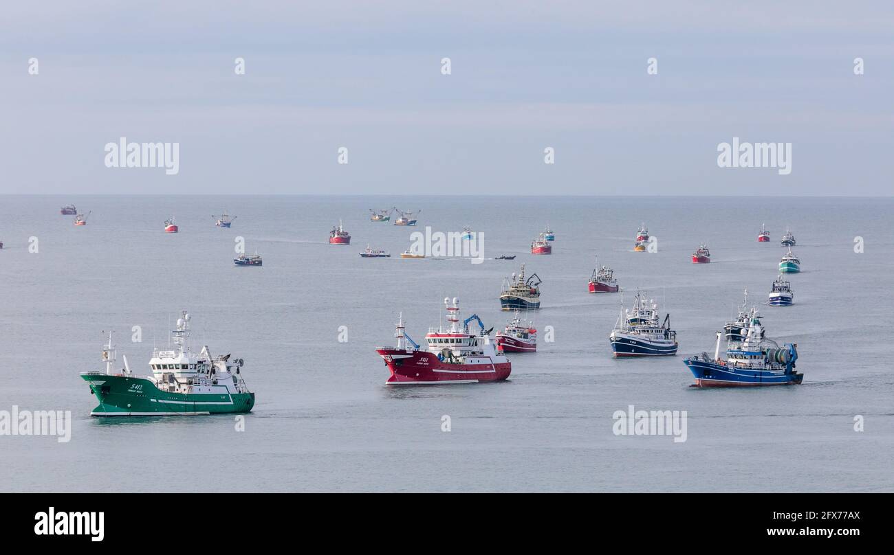 Roches point, Cork, Irlande. 26 mai 2021. Une section de la flottille d'environ soixante chalutiers et bateaux de pêche se rassemblent à l'extérieur du port de Cork avant de remonter le fleuve jusqu'à la ville où ils lanceront une campagne pour sensibiliser le public au pillage de notre plus grande ressource naturelle à l'aide d'un événement Show and Tell.- Credit; David Creedon / Alamy Live News Banque D'Images