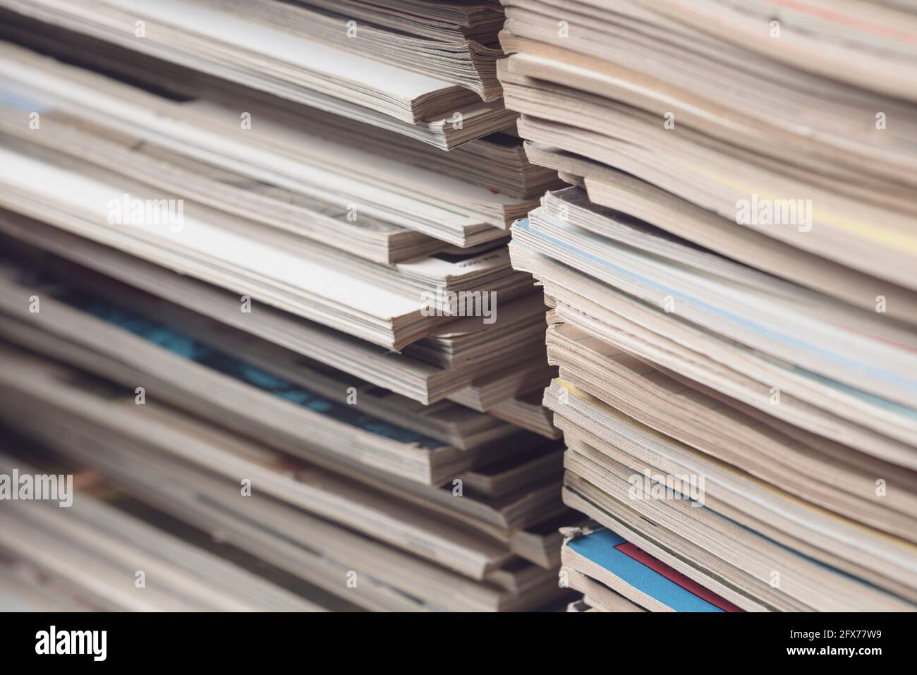 Gros plan sur des piles de magazines : supports imprimés et concept d'information Banque D'Images