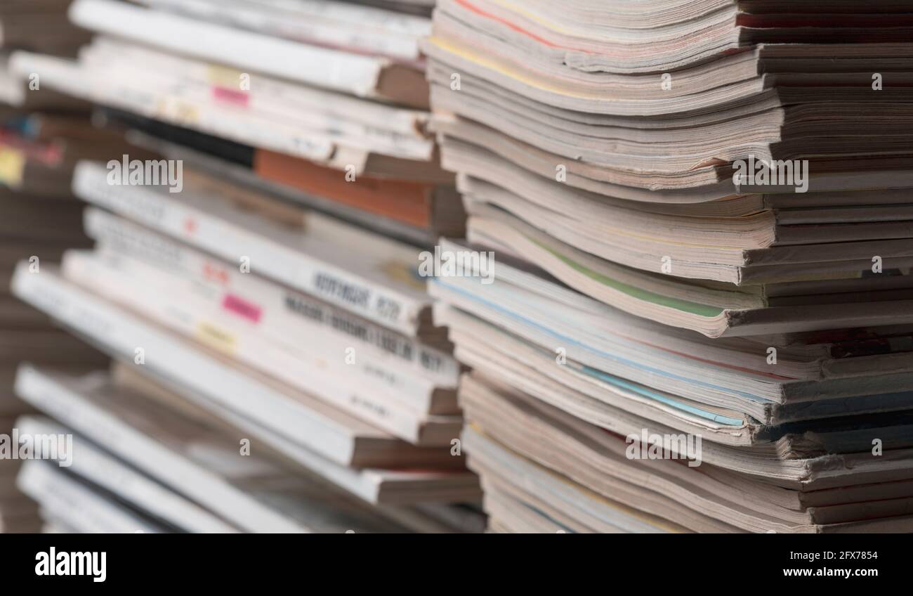 Gros plan sur des piles de magazines : supports imprimés et concept d'information Banque D'Images