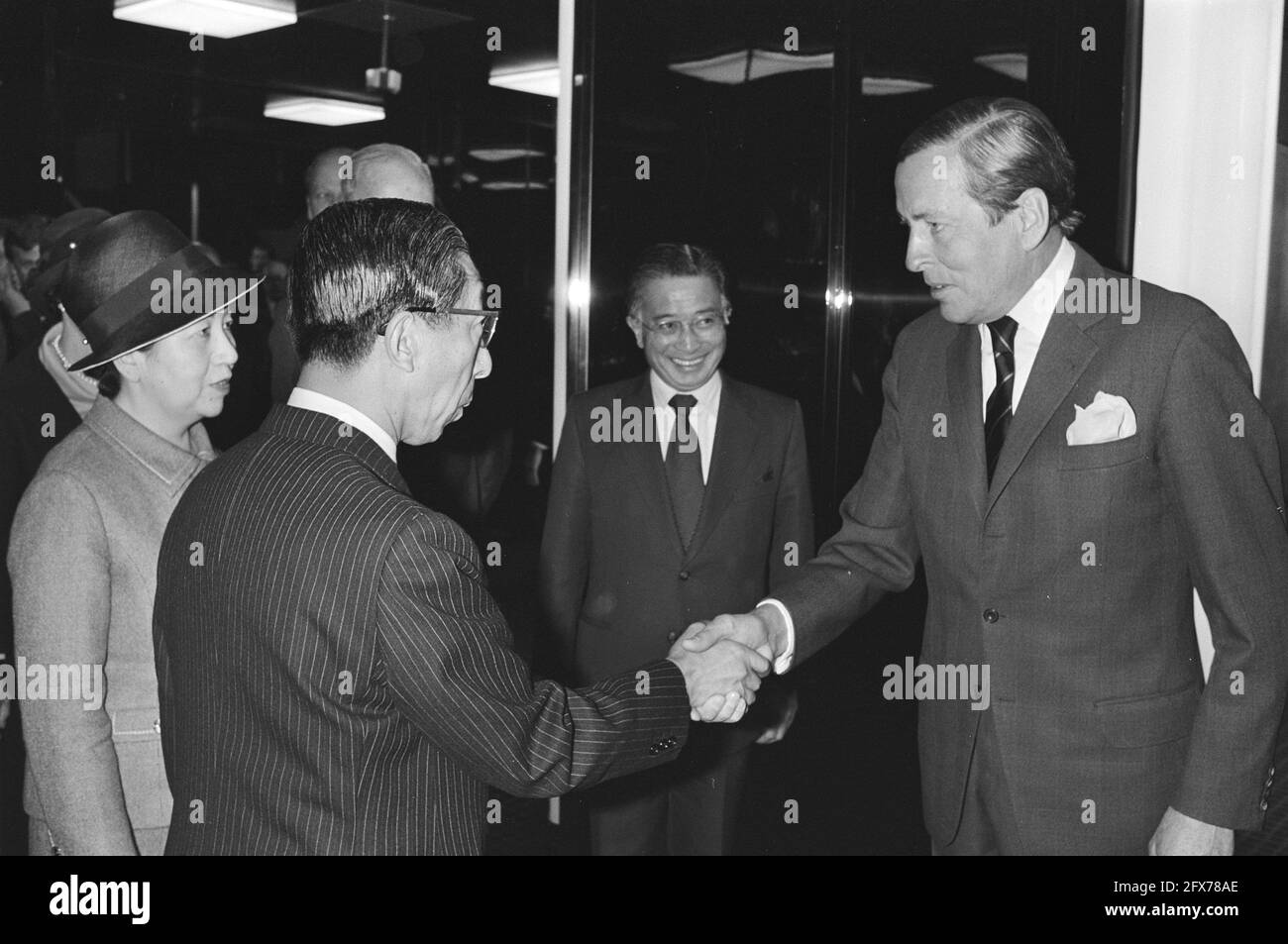 Le Prince Claus reçoit les premiers invités à l'aéroport de Schiphol pour assister au changement de trône; le Claus accueille le Prince Takahito Mikasa du Japon, à gauche sa femme, le 28 avril 1980, visites, mains tremblantes, princes, pays-Bas, agence de presse du XXe siècle photo, news to remember, documentaire, photographie historique 1945-1990, histoires visuelles, L'histoire humaine du XXe siècle, immortaliser des moments dans le temps Banque D'Images