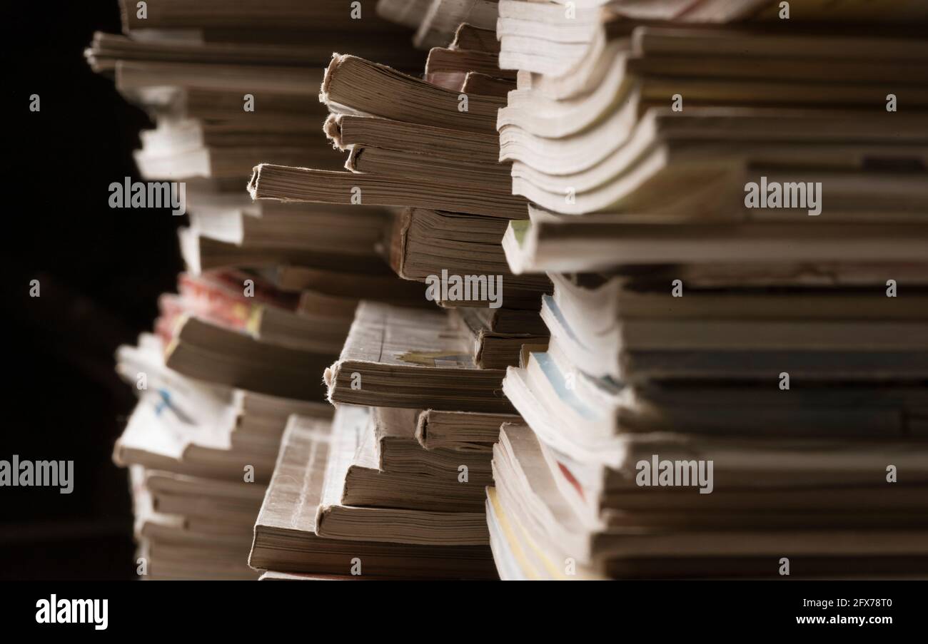 Gros plan sur des piles de magazines : supports imprimés et concept d'information Banque D'Images
