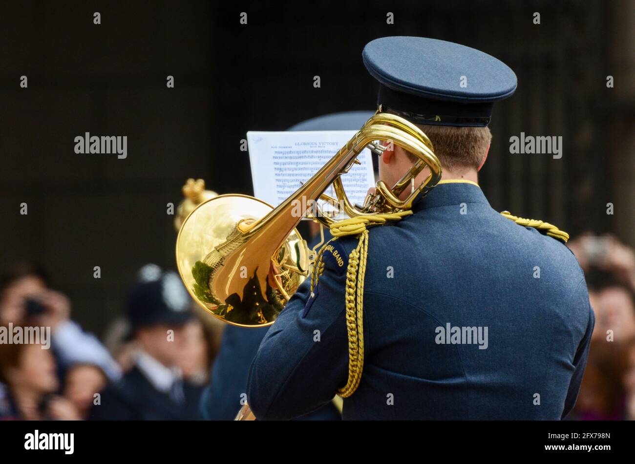 Groupe central du joueur de trombone de la Royal Air Force lors de la célébration du Queens Diamond Jubilee à Londres, Royaume-Uni. La musique de feuille de victoire glorieuse, marche rapide Banque D'Images