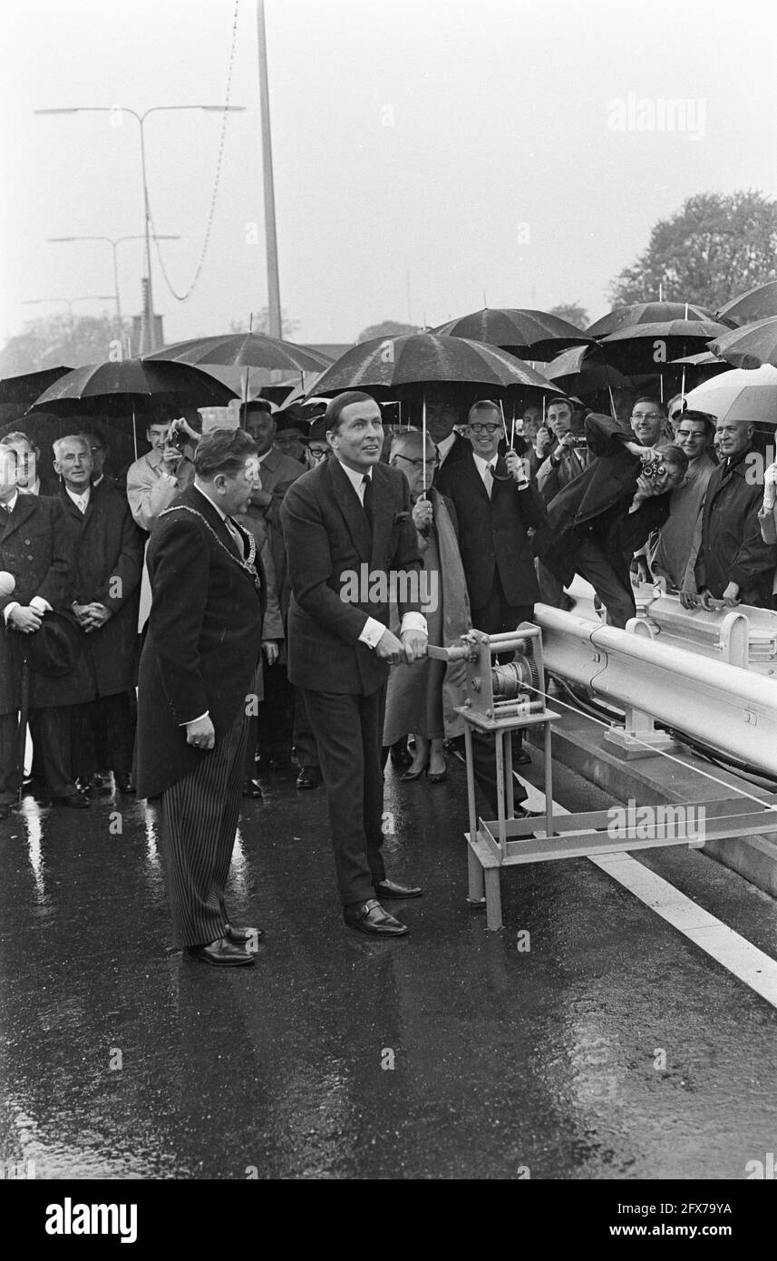 Le Prince Claus a ouvert le pont John F. Kennedy à Maastricht. Le prince tourne via un panneau de treuil qui porte son nom. À gauche du prince maire m.. A.M.I. (Fons) Baeten, 6 mai 1968, ponts, maires, famille royale, ouvertures, princes, pays-Bas, agence de presse du XXe siècle photo, news to remember, documentaire, photographie historique 1945-1990, histoires visuelles, L'histoire humaine du XXe siècle, immortaliser des moments dans le temps Banque D'Images