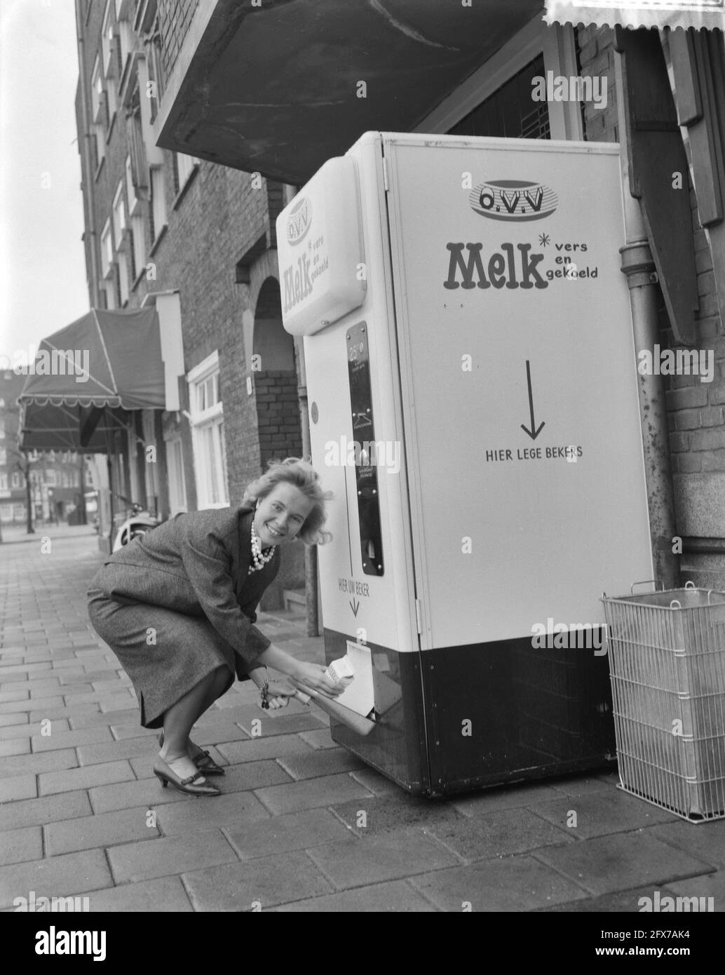 Mise en service du distributeur de lait à l'Europaplein à Amsterdam. La chaîne de radio et de télévision Kitty Janssen a été le premier client, le 30 mars 1961, distributeurs automatiques, annonceurs, Produits laitiers, pays-Bas, agence de presse du XXe siècle photo, actualités à retenir, documentaire, photographie historique 1945-1990, histoires visuelles, L'histoire humaine du XXe siècle, immortaliser des moments dans le temps Banque D'Images