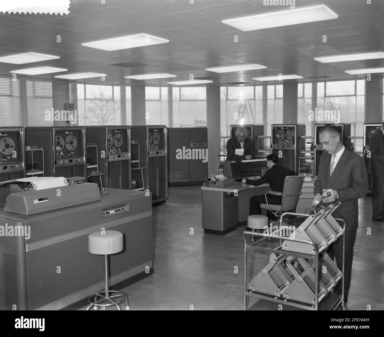 Mise en service du centre de traitement électronique des données au KLM de la Haye, 6 novembre 1959, mise en service, centres de traitement des données, pays-Bas, agence de presse du xxe siècle photo, nouvelles à retenir, documentaire, photographie historique 1945-1990, histoires visuelles, L'histoire humaine du XXe siècle, immortaliser des moments dans le temps Banque D'Images