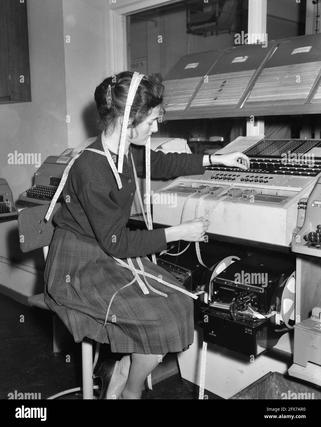 Mise en service d'un nouveau relais télégraphique automatique à l'aéroport de Schiphol. Fille exploite un panneau de débordement, 12 décembre 1961, Commissioningsand, filles, Pays-Bas, Agence de presse du XXe siècle photo, nouvelles à retenir, documentaire, photographie historique 1945-1990, histoires visuelles, L'histoire humaine du XXe siècle, immortaliser des moments dans le temps Banque D'Images