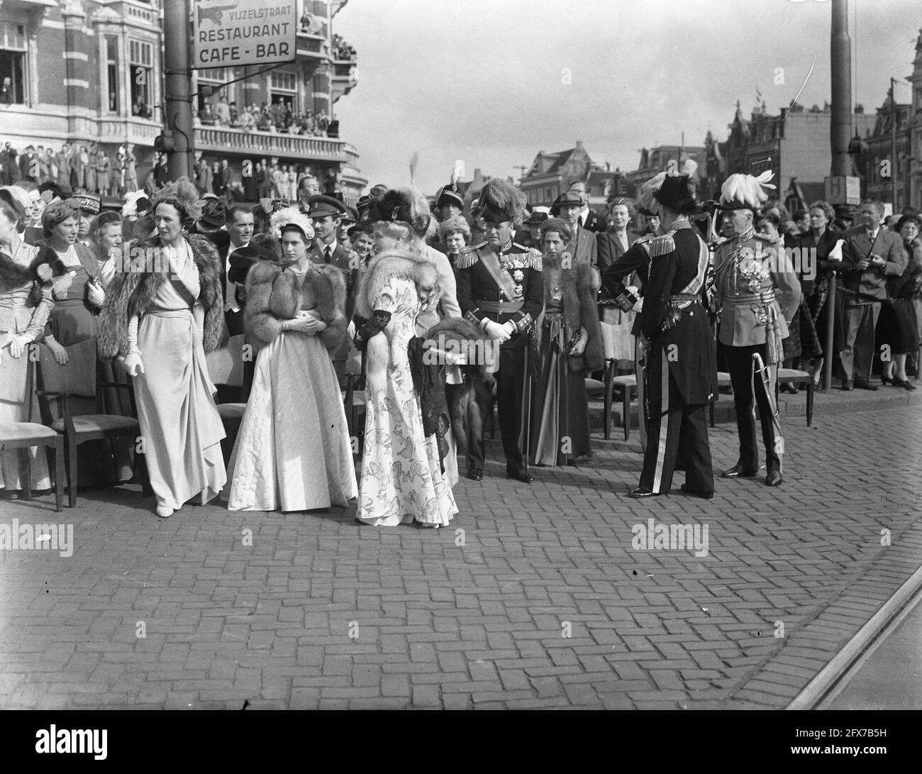 Inauguration de la reine Juliana. Prenez le Golden Coach à travers Amsterdam. Les clients royaux étrangers au coin du Rokin et de la Munt-plein, en attendant la procession avec le Golden Coach pour passer. De gauche à droite : la princesse Margaret du Danemark, la princesse Margaret d'Angleterre, derrière elle le prince héréditaire Jean de Luxembourg (en uniforme), la comtesse d'Athlone, le prince héritier Olav de Norvège, la princesse Louise de Suède, et à l'extrême droite le comte d'Athlone., 6 septembre 1948, inaugurations, famille royale, Promenades en calèche, pays-Bas, Agence de presse du XXe siècle photo, nouvelles Banque D'Images