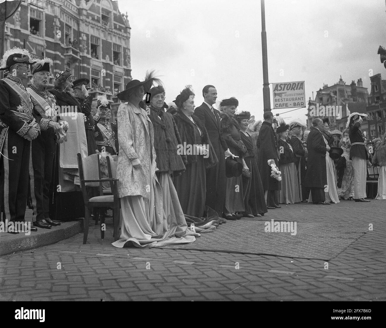 Inauguration de la reine Juliana. Visite en voiture avec l'autocar Golden à travers Amsterdam. Les invités royaux étrangers au coin de la Rokin et de la Muntplein, attendant la procession avec le Golden Coach à passer. Sur la gauche, la reine mère Elisabeth de Belgique (portant un grand chapeau et une robe légère). À côté de lui la princesse Armgard (mère du prince Bernhard) et deuxième à lui le prince Aschwin (frère du prince Bernhard), 6 septembre 1948, inaugurations, maison royale, Carriage Rides, pays-Bas, Agence de presse du XXe siècle photo, news to Remember, documentaire, photographie historique 1945-1990, visuel Banque D'Images
