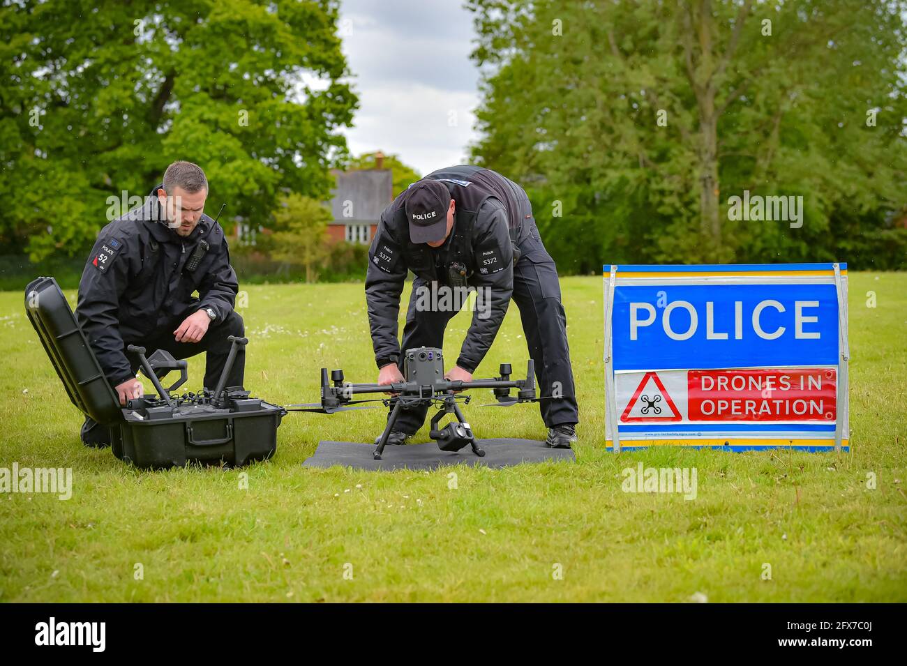 Les membres de Devon et de la police de Cornwall font équipe avec le drone au quartier général de la force à Exeter, alors qu'ils se préparent au prochain sommet du G7 à Cornwall. Date de la photo: Mardi 25 mai 2021. Banque D'Images