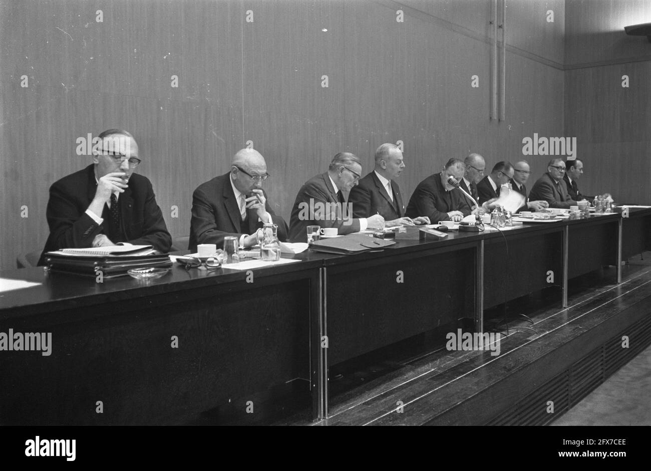 Réunion annuelle Amsterdam VVV au centre des congrès RAI table du conseil d'administration, 17 décembre 1968, tables du conseil d'administration, réunions annuelles, Pays-Bas, Agence de presse du XXe siècle photo, nouvelles à retenir, documentaire, photographie historique 1945-1990, histoires visuelles, L'histoire humaine du XXe siècle, immortaliser des moments dans le temps Banque D'Images