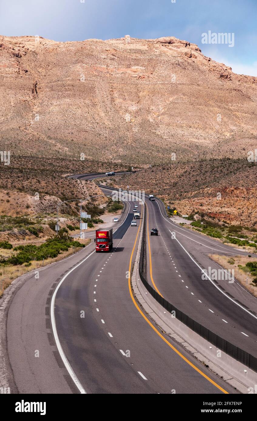 L'Interstate 15, de camions et de voitures à travers les montagnes arides, Arizona, USA Banque D'Images