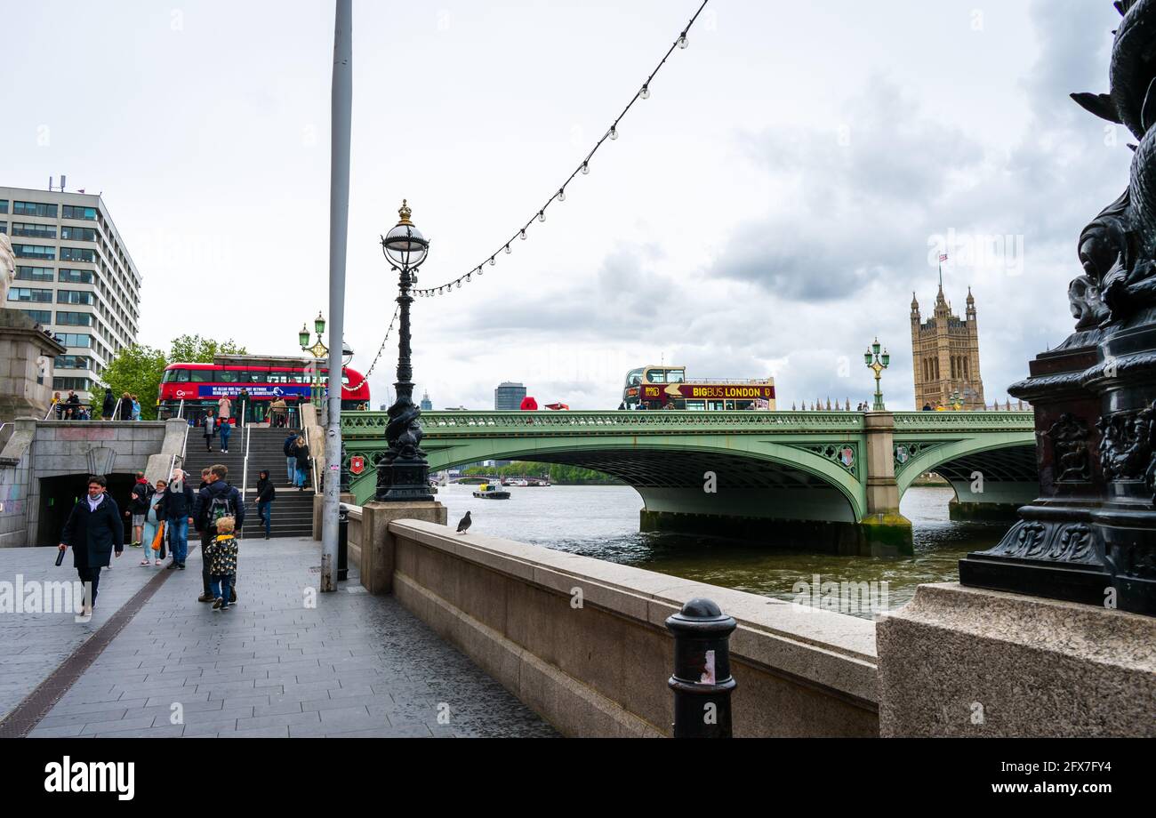 Londres. Une vue générale du pont de Westminster avec un passage en bus tandis que la capitale rouvre pour le tourisme après la levée du confinement de Covid-19. Banque D'Images