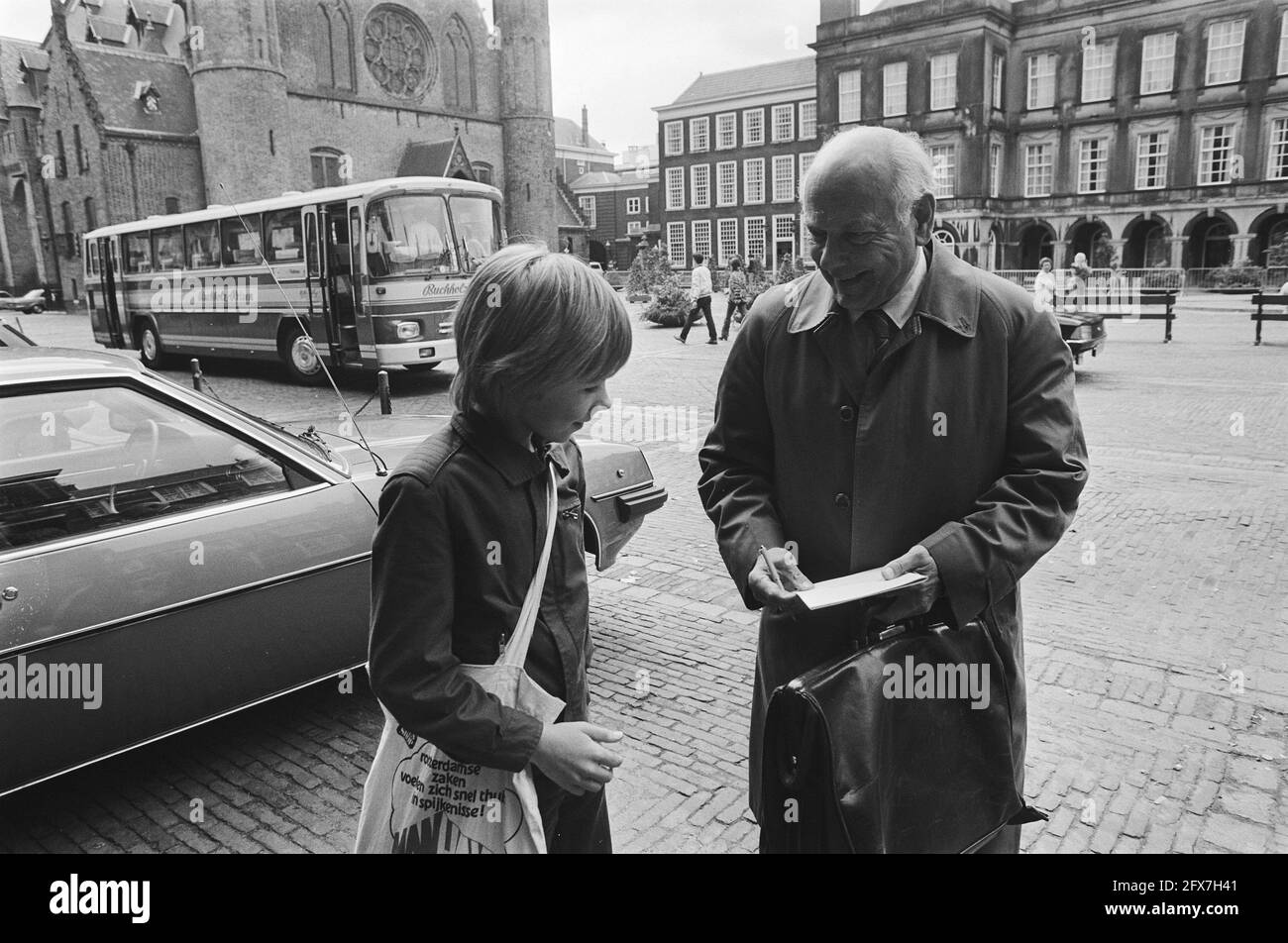 Formation du cabinet 1981 à la Haye, avant la réunion Den Uyl donne une signature à un garçon devant le bâtiment du Sénat, 19 juin 1981, bâtiments, formations du cabinet, Pays-Bas, Agence de presse du XXe siècle photo, nouvelles à retenir, documentaire, photographie historique 1945-1990, histoires visuelles, L'histoire humaine du XXe siècle, immortaliser des moments dans le temps Banque D'Images