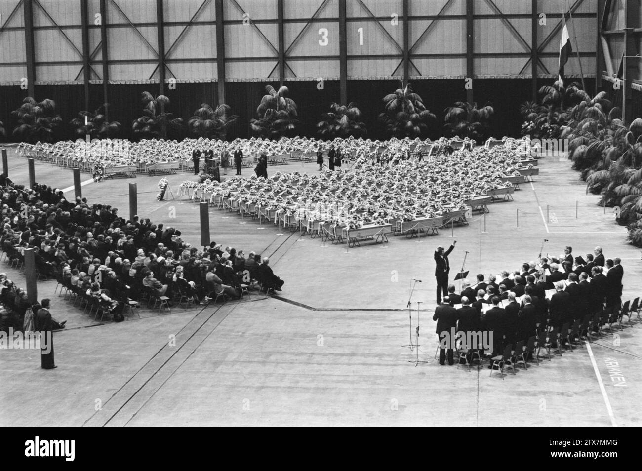 1 minute de silence au début de la commémoration, 6 avril 1977, commémorations, catastrophes, Accidents d'avion, pays-Bas, Agence de presse du XXe siècle photo, nouvelles à retenir, documentaire, photographie historique 1945-1990, histoires visuelles, L'histoire humaine du XXe siècle, immortaliser des moments dans le temps Banque D'Images