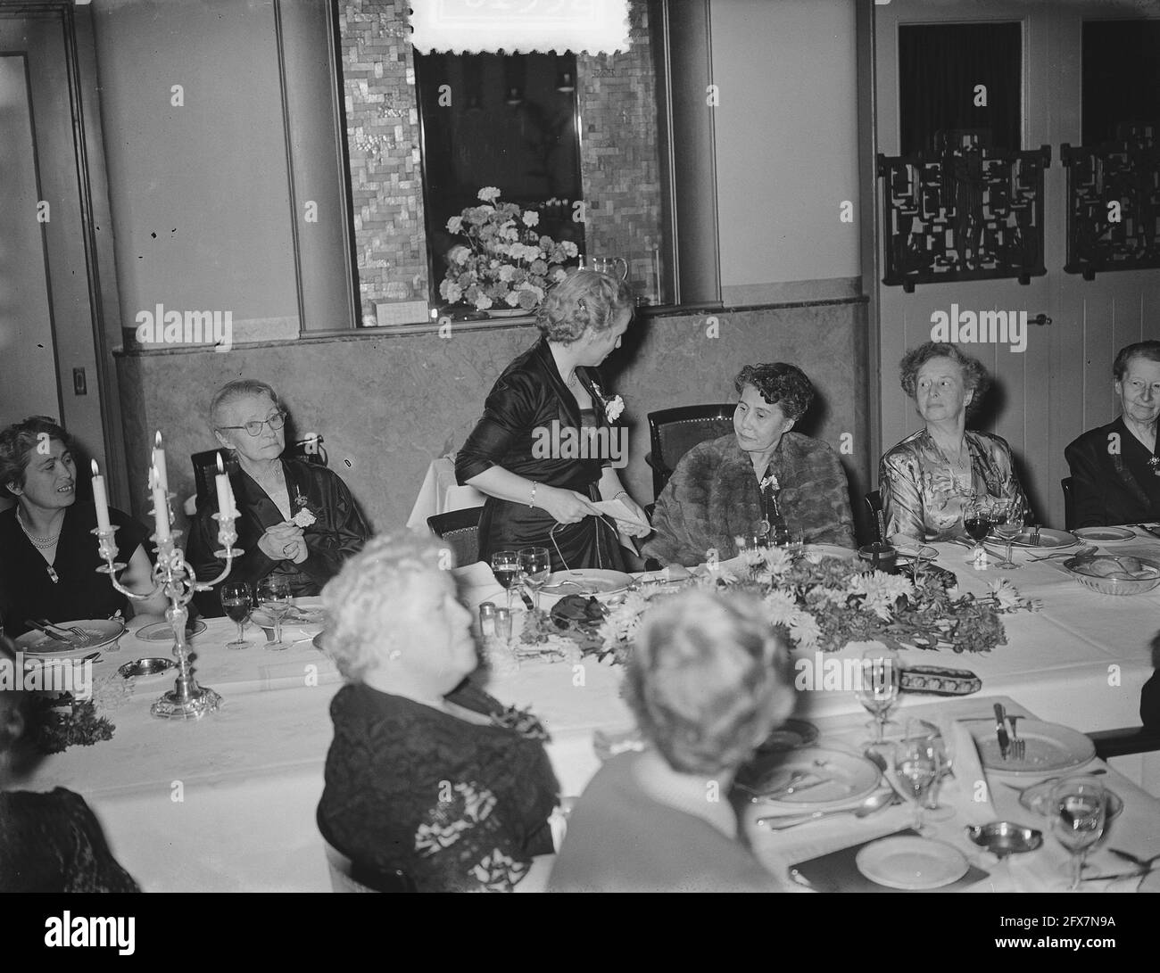 40 ans jubilé de l'Association néerlandaise des femmes de ménage (Amsterdam) ( Mme Driesen ), 21 novembre 1953, JUBILEA, pays-Bas, agence de presse du xxe siècle photo, nouvelles à retenir, documentaire, photographie historique 1945-1990, histoires visuelles, L'histoire humaine du XXe siècle, immortaliser des moments dans le temps Banque D'Images