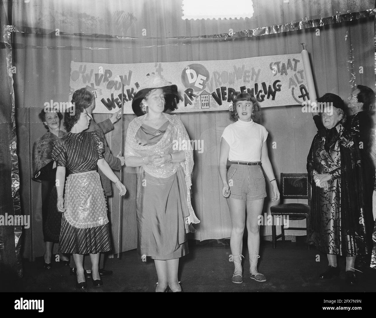 40 ans jubilé de l'Association néerlandaise des femmes de ménage (Amsterdam) ( Mme Driesen ), 21 novembre 1953, JUBILEA, pays-Bas, agence de presse du xxe siècle photo, nouvelles à retenir, documentaire, photographie historique 1945-1990, histoires visuelles, L'histoire humaine du XXe siècle, immortaliser des moments dans le temps Banque D'Images