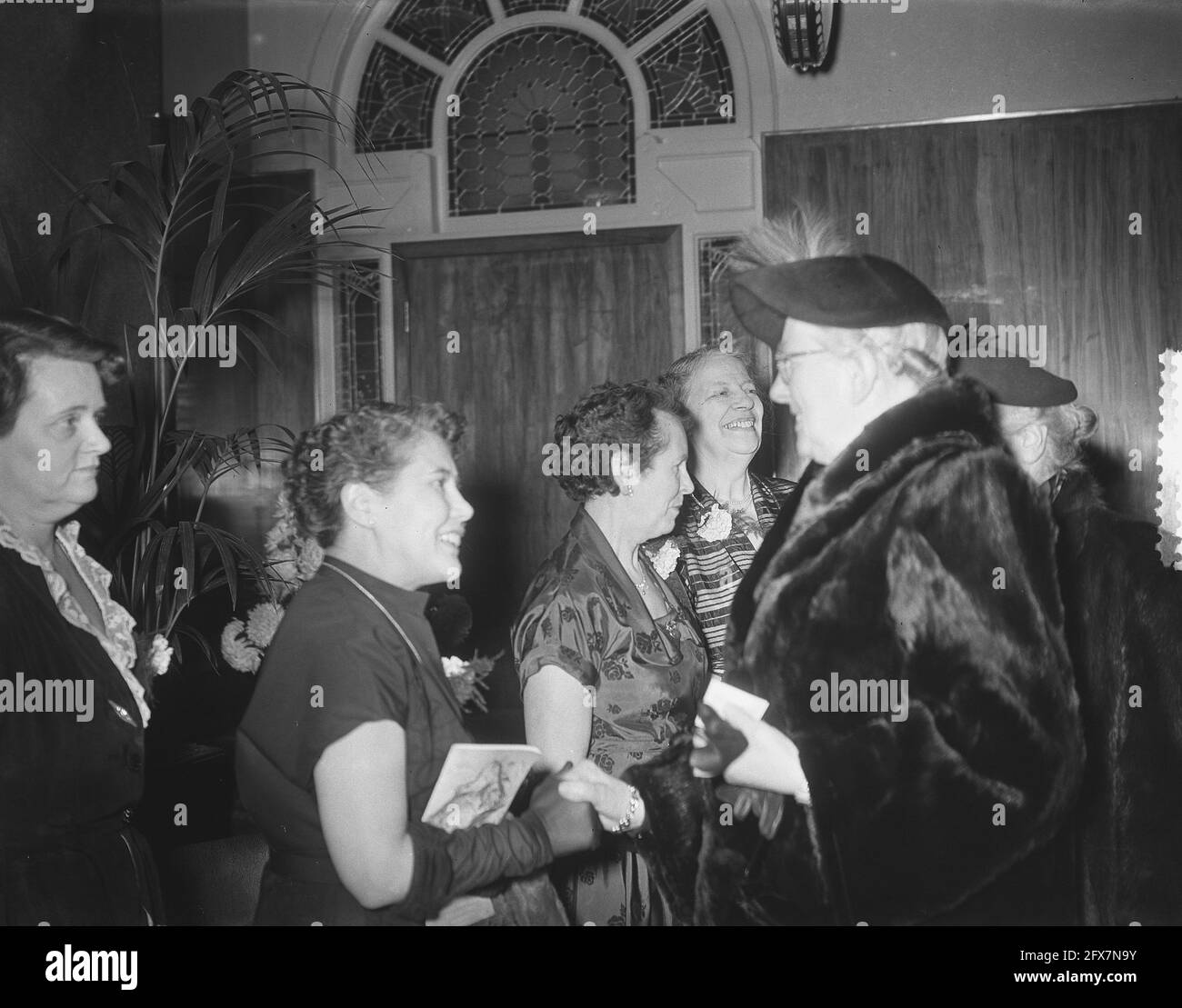 40 ans jubilé de l'Association néerlandaise des femmes de ménage (Amsterdam) ( Mme Driesen ), 21 novembre 1953, JUBILEA, pays-Bas, agence de presse du xxe siècle photo, nouvelles à retenir, documentaire, photographie historique 1945-1990, histoires visuelles, L'histoire humaine du XXe siècle, immortaliser des moments dans le temps Banque D'Images