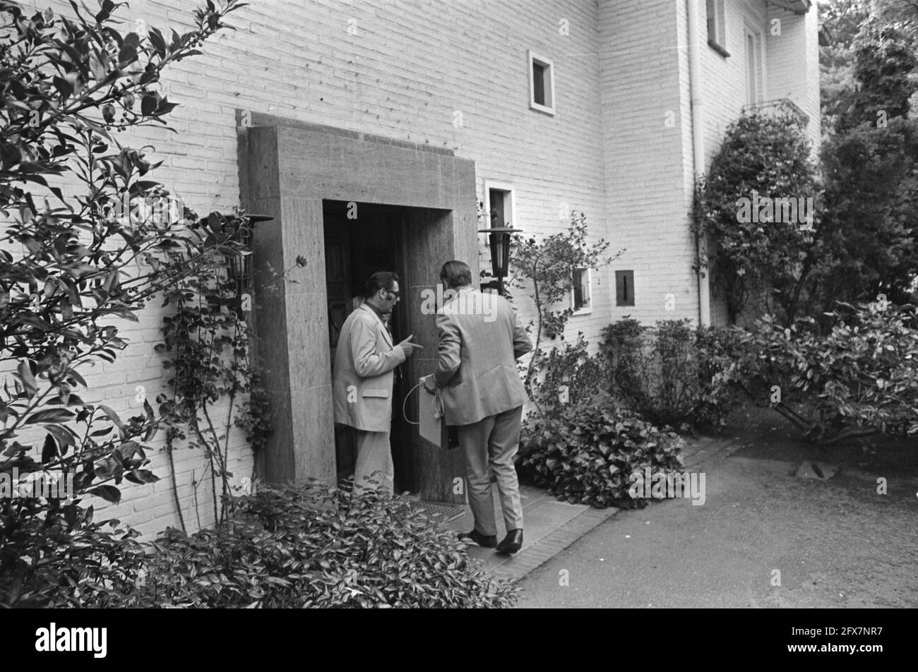 Fille de 5 ans, Carolien Pessers, enlevée à Waalre; détectives à l'entrée de la résidence, 21 août 1974, crime, filles, Enlèvements, pays-Bas, Agence de presse du XXe siècle photo, nouvelles à retenir, documentaire, photographie historique 1945-1990, histoires visuelles, L'histoire humaine du XXe siècle, immortaliser des moments dans le temps Banque D'Images