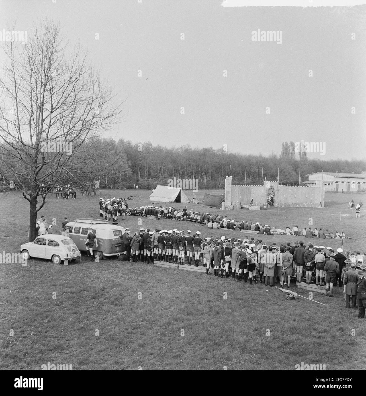 Le 50ème anniversaire du mouvement scout de Rotterdam a été célébré avec Saint George's Play au Kralingseweg. Présentation pendant le jeu, 15 avril 1961, SPEL, présentations, Pays-Bas, Agence de presse du XXe siècle photo, nouvelles à retenir, documentaire, photographie historique 1945-1990, histoires visuelles, L'histoire humaine du XXe siècle, immortaliser des moments dans le temps Banque D'Images