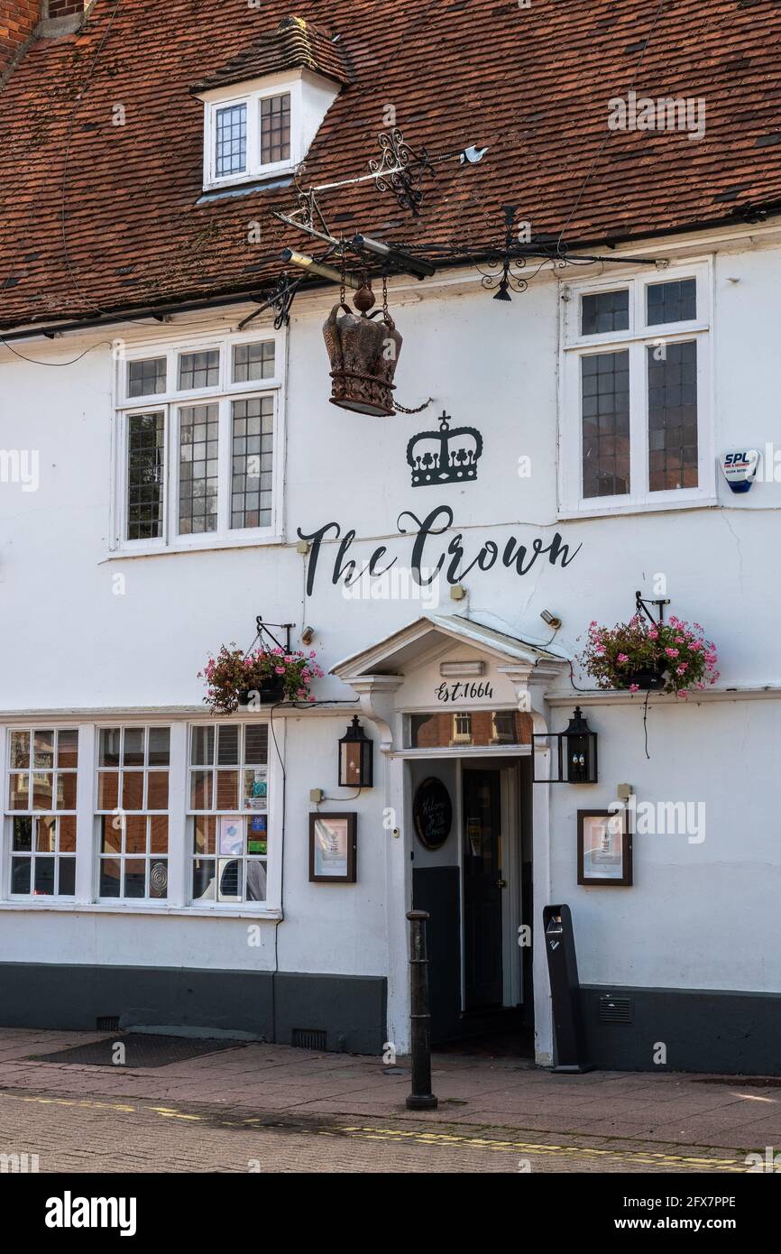 The Crown Inn, Market Square, Stony Stratford, Buckinghamshire, Royaume-Uni; pub historique datant des années 1600 Banque D'Images