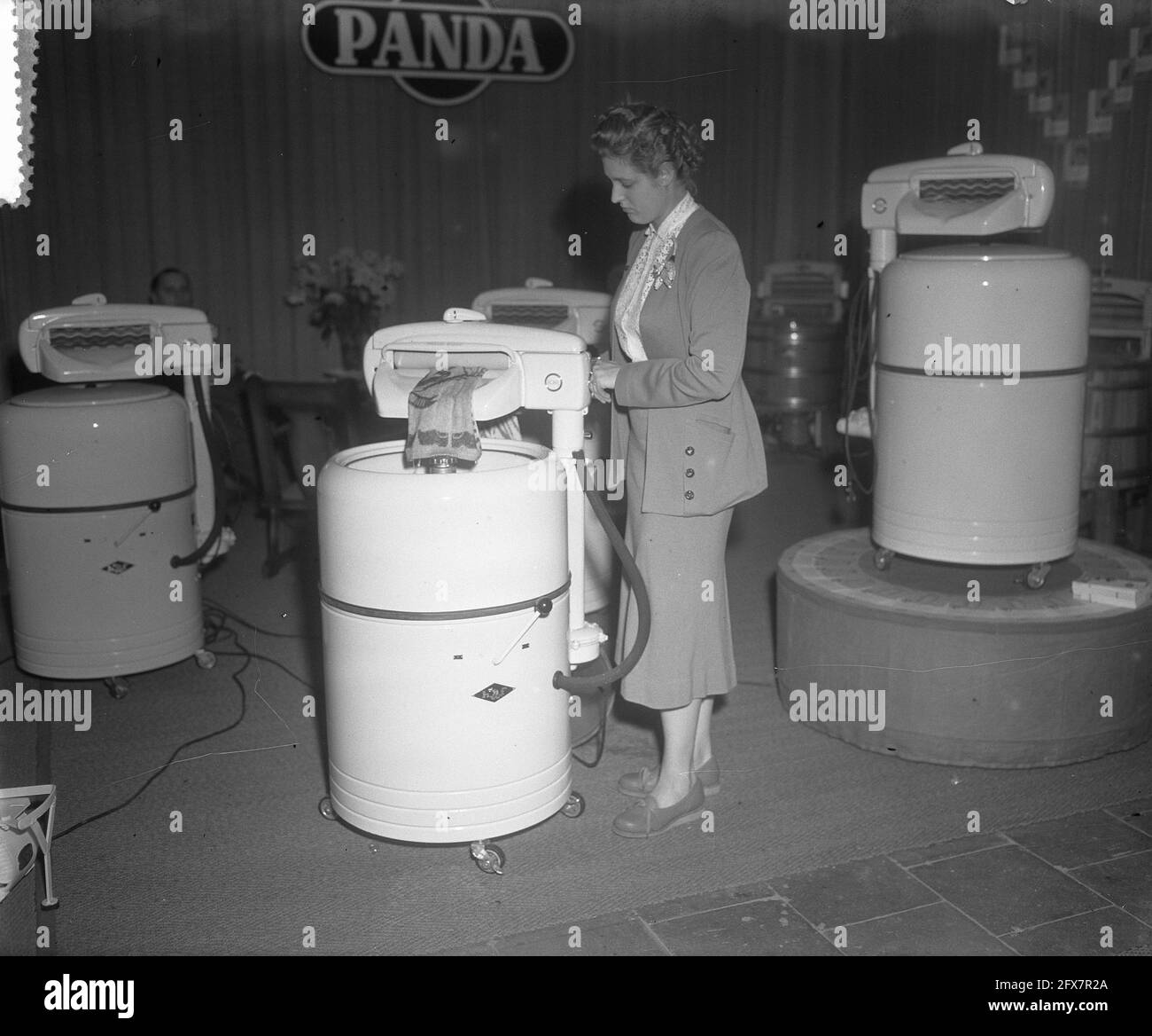 61ème Jaarbeurs, Utrecht, machine à laver Panda, 1er septembre 1953, Salons, machines à laver, pays-Bas, Agence de presse du XXe siècle photo, news to remember, documentaire, photographie historique 1945-1990, histoires visuelles, L'histoire humaine du XXe siècle, immortaliser des moments dans le temps Banque D'Images
