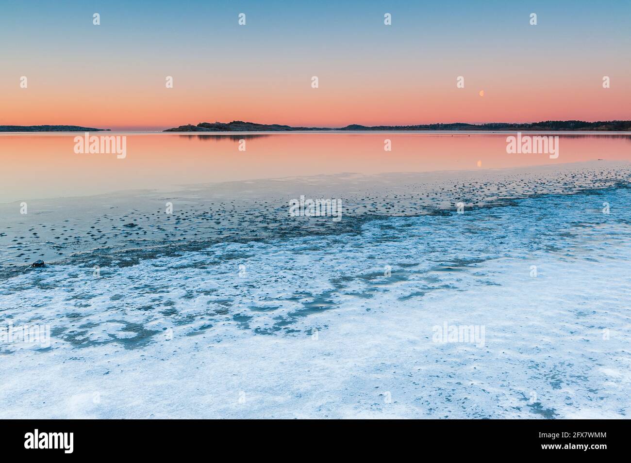 Rivage gelé au lever du soleil, Suède Banque D'Images