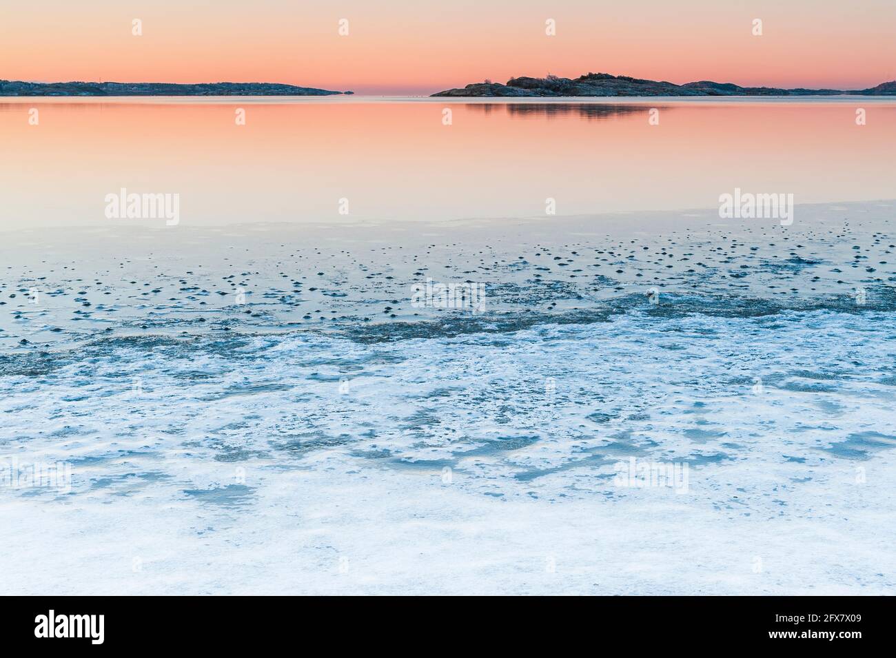 Rivage gelé au lever du soleil, Suède Banque D'Images