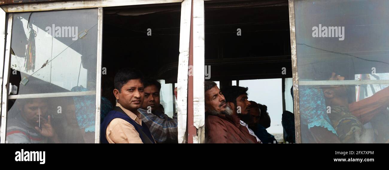 Hommes bangladais assis dans un autobus public à Dhaka, au Bangladesh. Banque D'Images