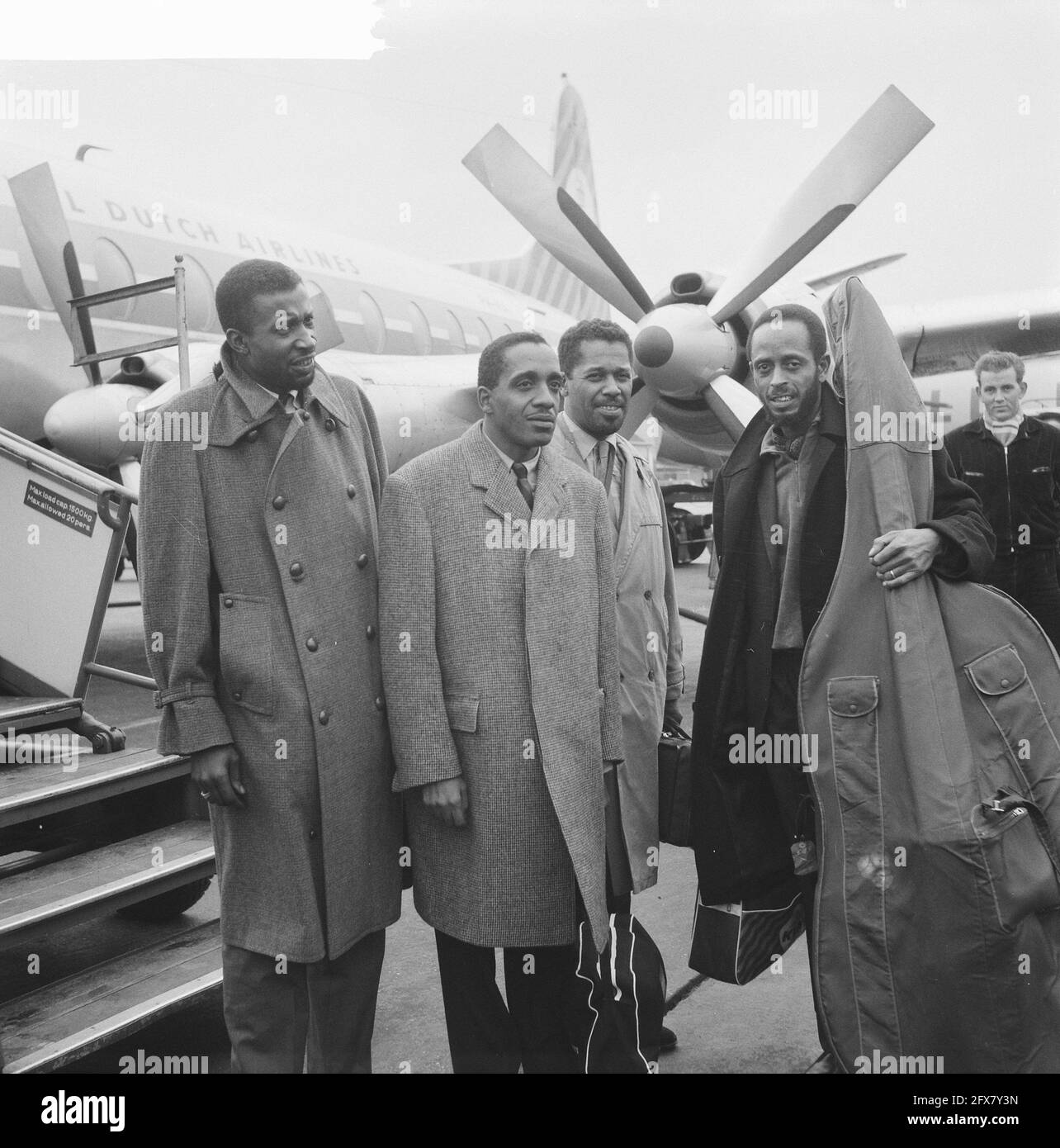 Arrivée Modern Jazz Quartet à l'aéroport de Schiphol. De gauche à droite : batteur Connie Kay. Vibraphoniste Milt Jackson, pianiste John Lewis et bassiste Percy Heath., 20 octobre 1961, arrivées, jazz, Pays-Bas, Agence de presse du XXe siècle photo, nouvelles à retenir, documentaire, photographie historique 1945-1990, histoires visuelles, L'histoire humaine du XXe siècle, immortaliser des moments dans le temps Banque D'Images