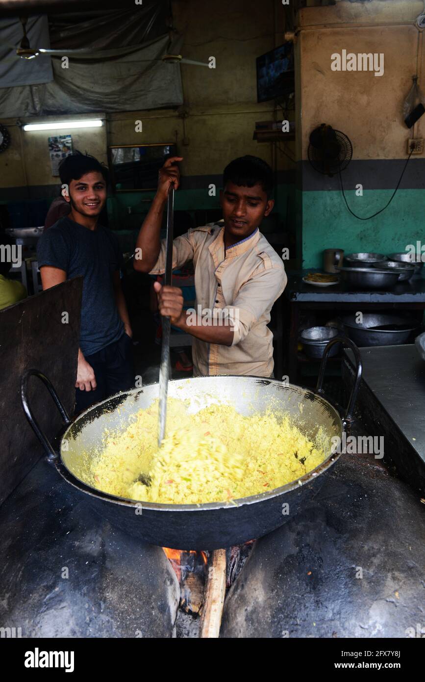 Cuisine d'un petit déjeuner de millet bangladais. Banque D'Images