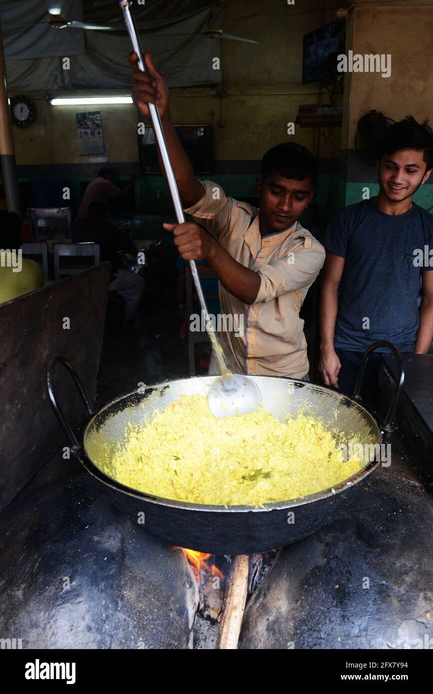 Cuisine d'un petit déjeuner de millet bangladais. Banque D'Images