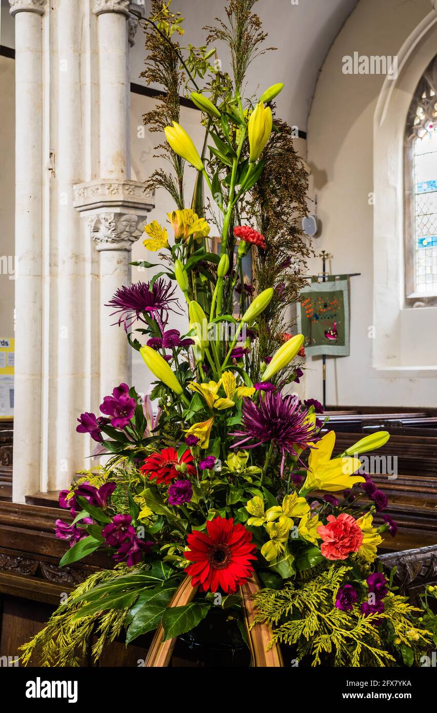 Exposition de fleurs en mémoire à l'église de la Toussaint à East Budgleigh. Banque D'Images