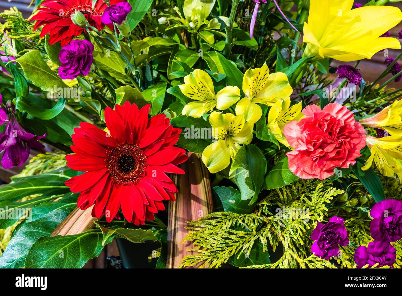 Exposition de fleurs en mémoire à l'église de la Toussaint à East Budgleigh. Banque D'Images
