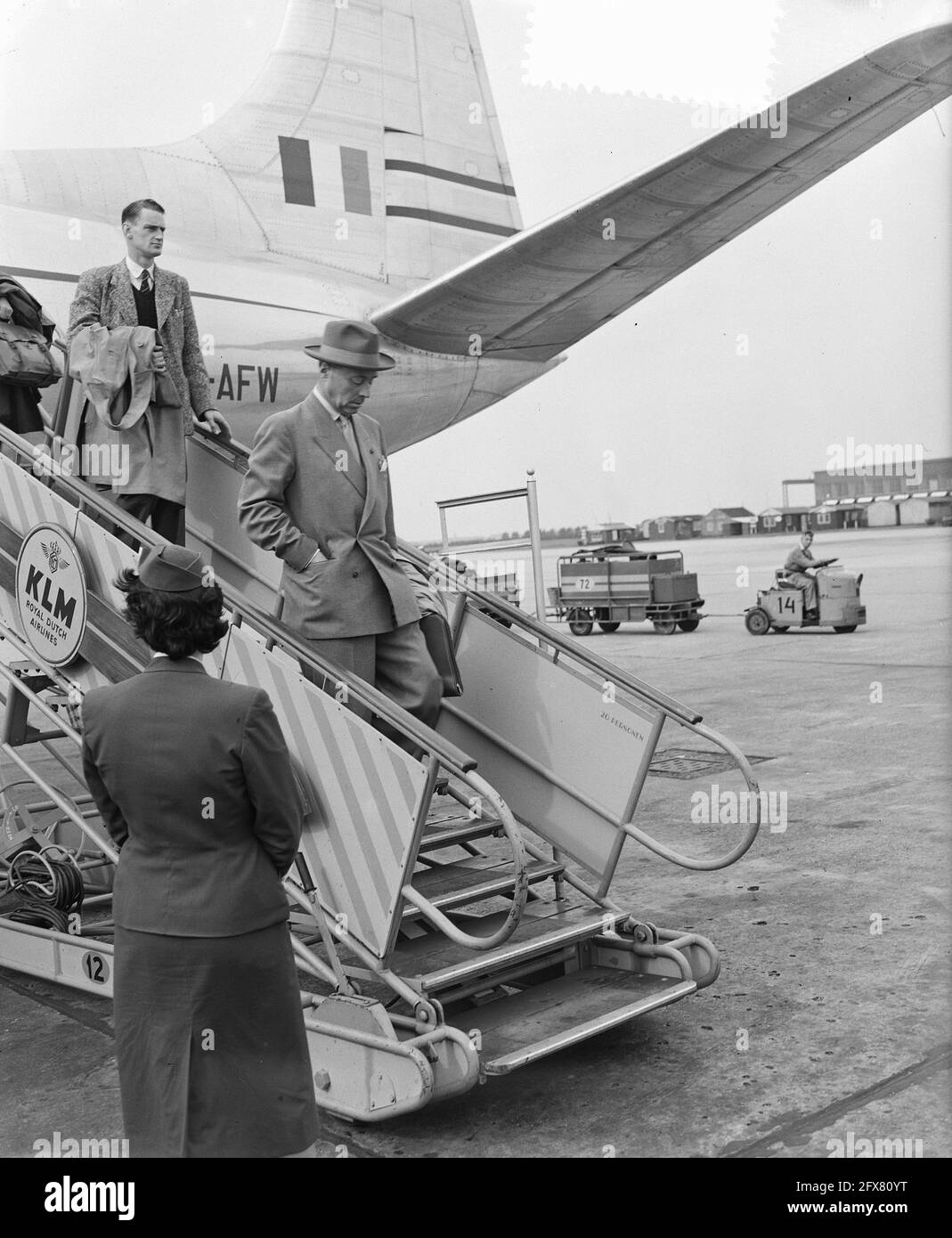 Arrivée du président directeur I. A. Aler (KLM) sur les escaliers (après la catastrophe de Triton, Right Vogels, chef de cabinet), 6 septembre 1954, ARRIVÉE, AVION, escaliers, pays-Bas, agence de presse du XXe siècle photo, news to remember, documentaire, photographie historique 1945-1990, histoires visuelles, L'histoire humaine du XXe siècle, immortaliser des moments dans le temps Banque D'Images