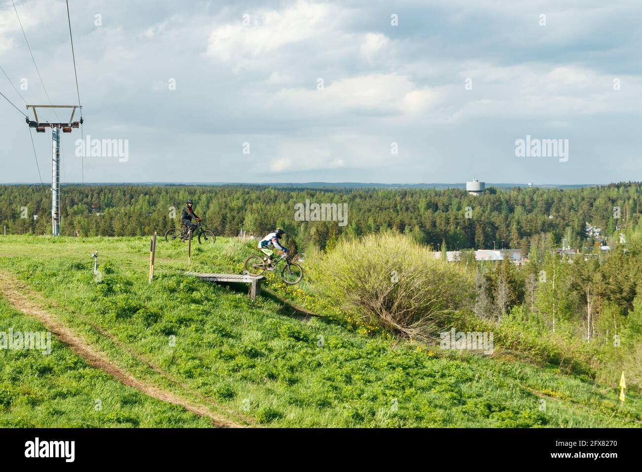 Le motard de montagne saute de la goutte Banque D'Images