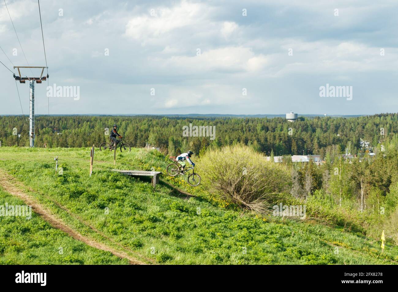 Le motard de montagne saute de la goutte Banque D'Images