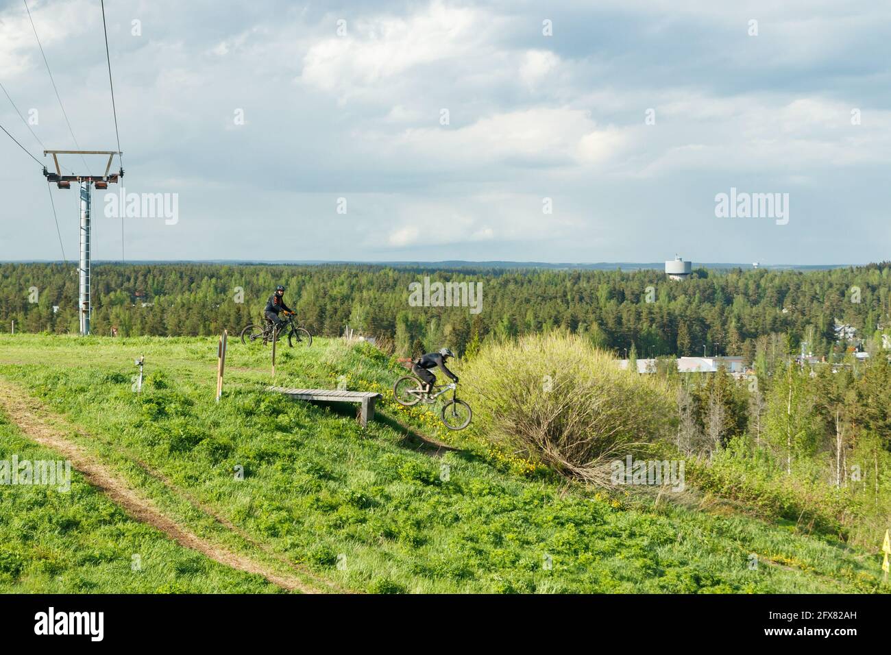Le motard de montagne saute de la goutte Banque D'Images