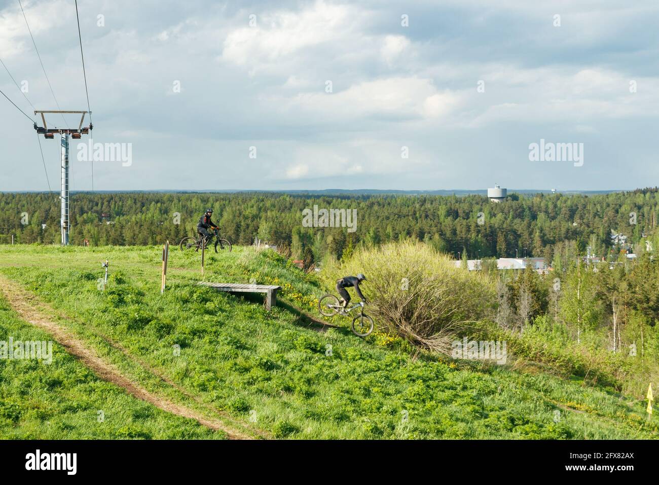 Le motard de montagne saute de la goutte Banque D'Images