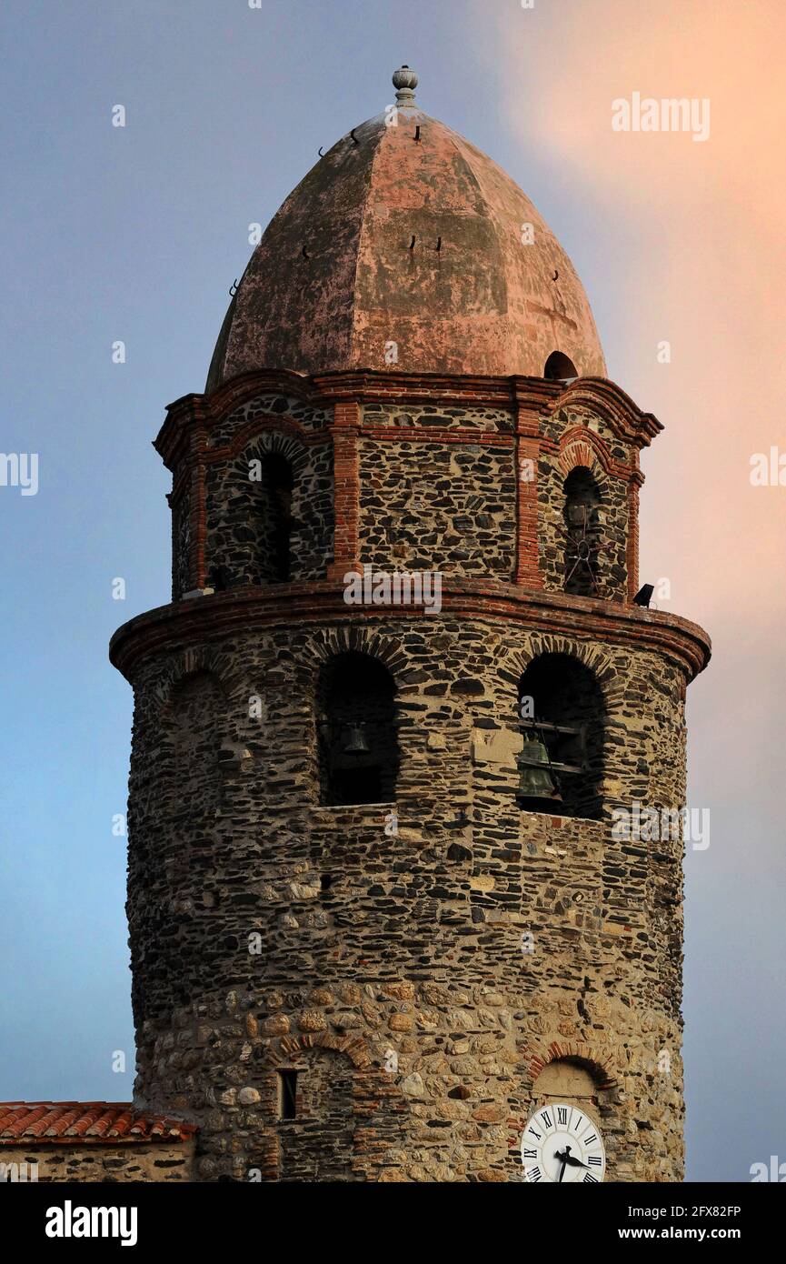 Beffroi, dôme rose de style toscan, de l'église notre-Dame-des-Anges (église notre-Dame des Anges), à Collioure, Pyrénées-Orientales, Occitanie, France. Le beffroi a été construit initialement comme un phare médiéval de pharos et a signalé l'emplacement de l'ancien port de commerce aux navires en mer avec de la fumée par jour et le feu la nuit. Le phare a été mis hors service en 1600s, lorsque Collioure a perdu sa fonction principale dans les eaux plus profondes de Port-Vendres, et en 1693, la tour a été transformée en clocher ou campanile. Banque D'Images