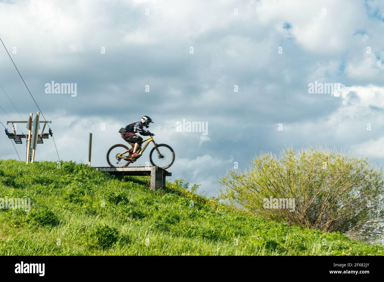 Le motard de montagne saute de la goutte Banque D'Images