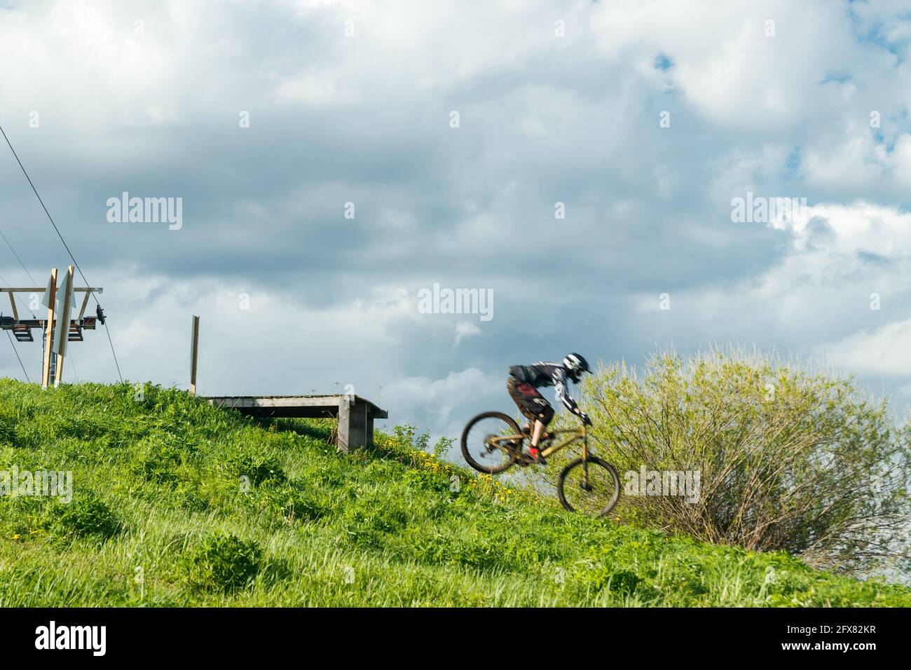 Le motard de montagne saute de la goutte Banque D'Images