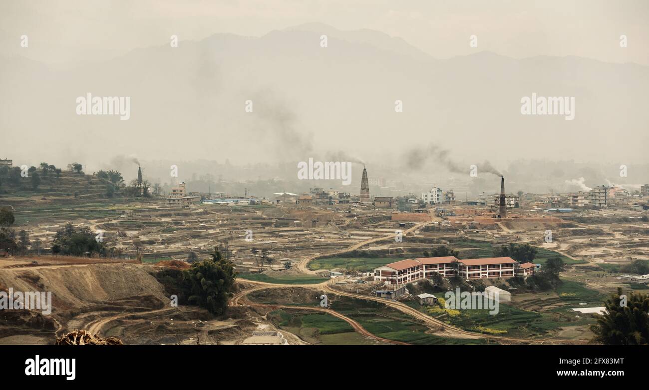 Fours de briques dans la vallée de Katmandou, Népal. Paysage industriel et concept de pollution. Banque D'Images