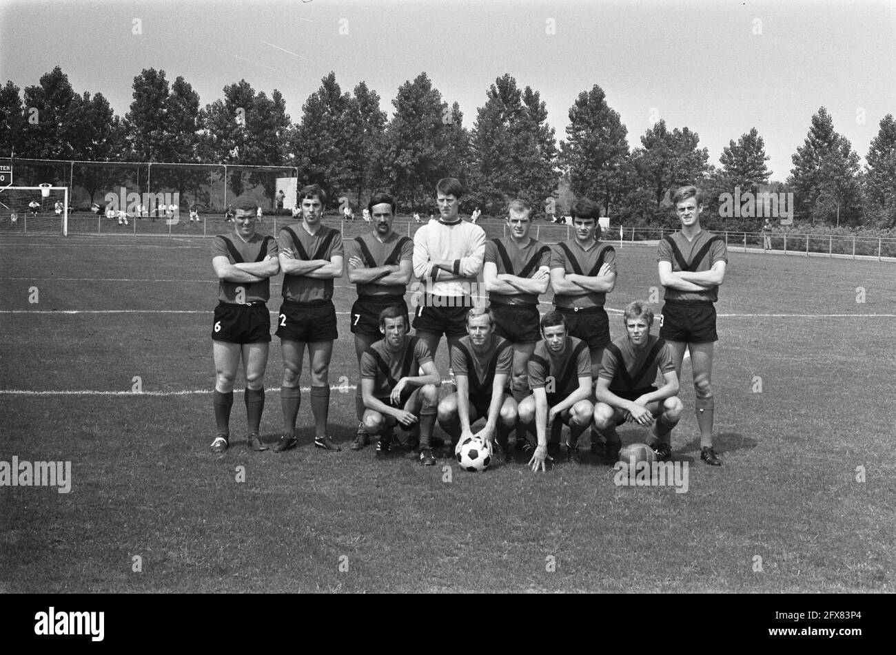 AFC contre Drachten 2-0 no 2, 3 : équipe AFC, non 4, 5 : Team Drachten, 15 juin 1969, équipes, Sports, football, pays-Bas, agence de presse du XXe siècle photo, news to remember, documentaire, photographie historique 1945-1990, histoires visuelles, L'histoire humaine du XXe siècle, immortaliser des moments dans le temps Banque D'Images