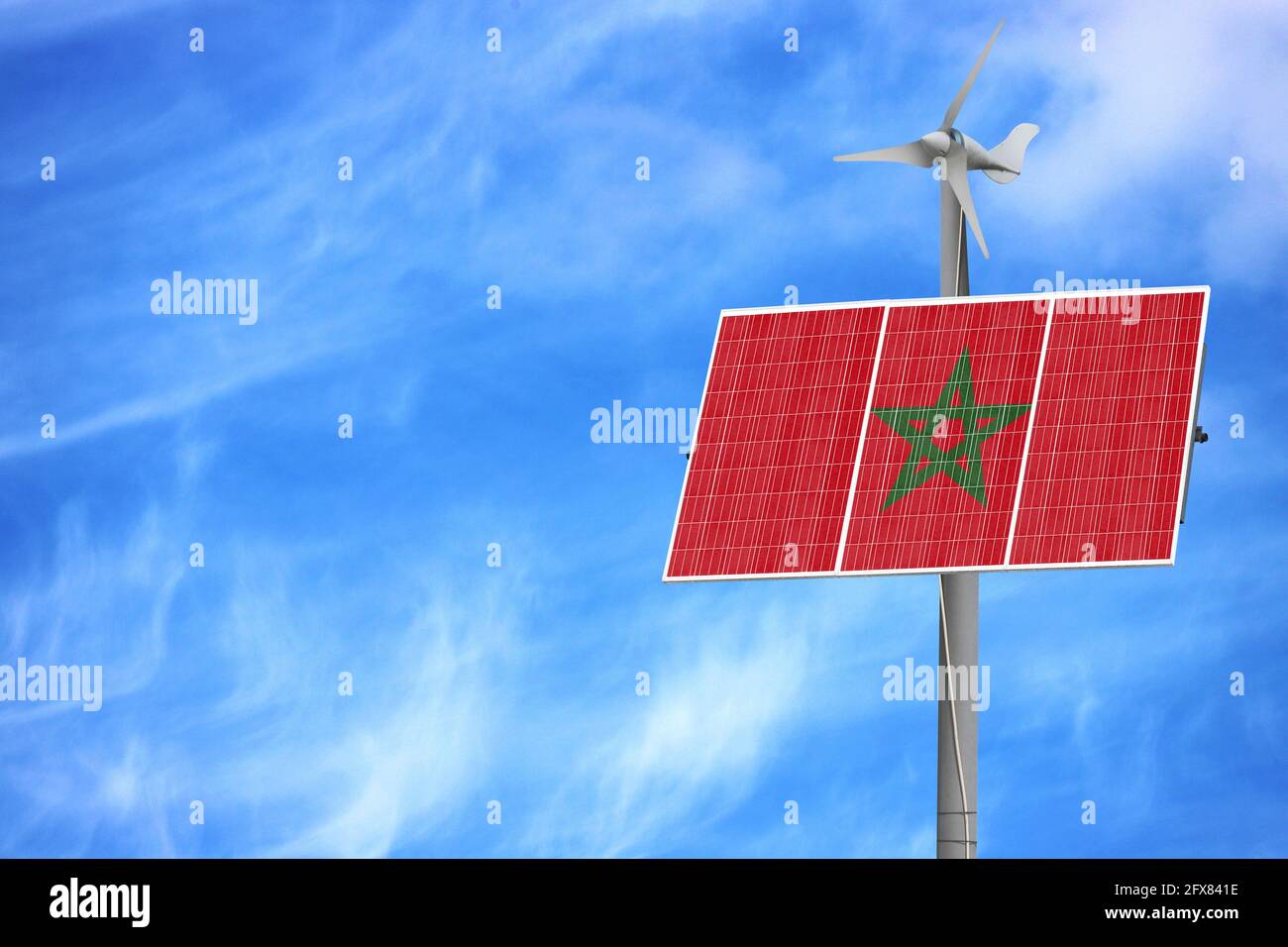 Panneaux solaires contre un ciel bleu avec une photo du drapeau du Maroc Banque D'Images