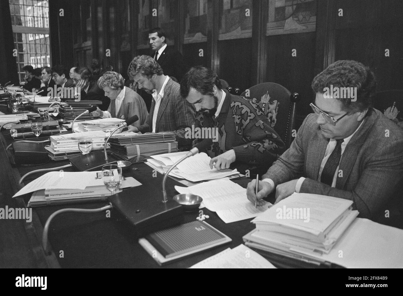 Le conseil municipal d'Amsterdam se réunit sur des considérations générales et financières, budget 1987, alderman Wildekamp, Jonker, Ten ont, Etty, Van Thijn, Kooiker, 10 décembre 1986, Conseils municipaux, réunions, pays-Bas, Agence de presse du XXe siècle photo, nouvelles à retenir, documentaire, photographie historique 1945-1990, histoires visuelles, L'histoire humaine du XXe siècle, immortaliser des moments dans le temps Banque D'Images