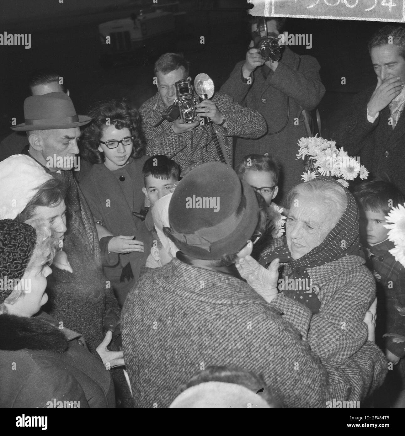 Les réfugiés hollandais Anna Strik d'Athènes sont revenus après 43 ans. Une des nièces d'Anna Strik est adoptée, le 2 décembre 1963, FLEETINGS, pays-Bas, agence de presse du xxe siècle photo, nouvelles à retenir, documentaire, photographie historique 1945-1990, histoires visuelles, L'histoire humaine du XXe siècle, immortaliser des moments dans le temps Banque D'Images