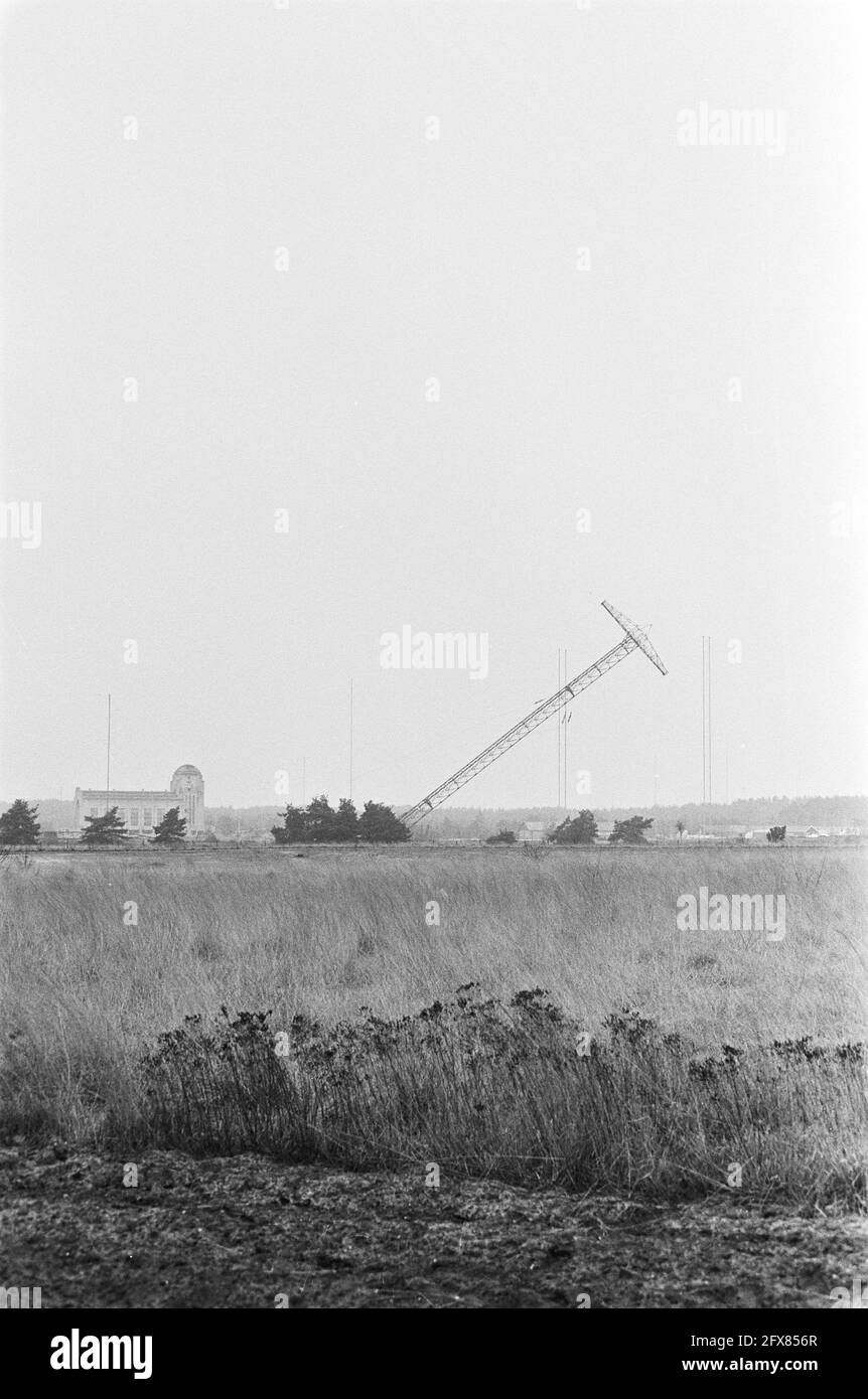 Mât d'antenne Lange Gerrit de radio Kootwijk tiré vers le bas; le tirant du mât, 21 mars 1980, mâts, pays-Bas, agence de presse du xxe siècle photo, nouvelles à retenir, documentaire, photographie historique 1945-1990, histoires visuelles, L'histoire humaine du XXe siècle, immortaliser des moments dans le temps Banque D'Images