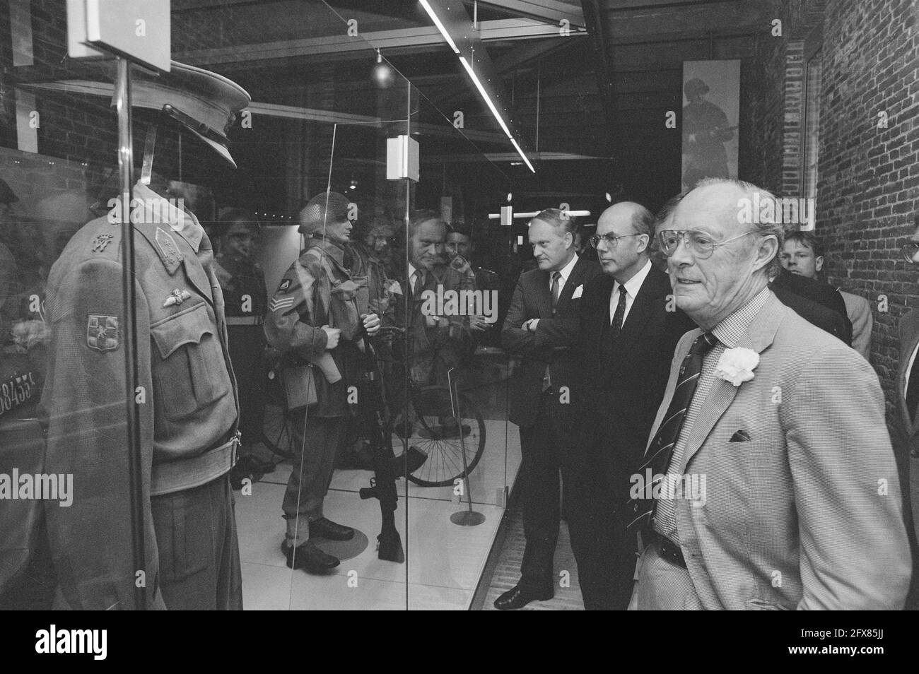 Des manifestants antimilitaristes perturbent l'ouverture du Musée royal de l'armée et des armes à Delft; Bernhard à la tenue militaire, 3 juin 1986, ouvertures, uniformes, Pays-Bas, Agence de presse du XXe siècle photo, nouvelles à retenir, documentaire, photographie historique 1945-1990, histoires visuelles, L'histoire humaine du XXe siècle, immortaliser des moments dans le temps Banque D'Images