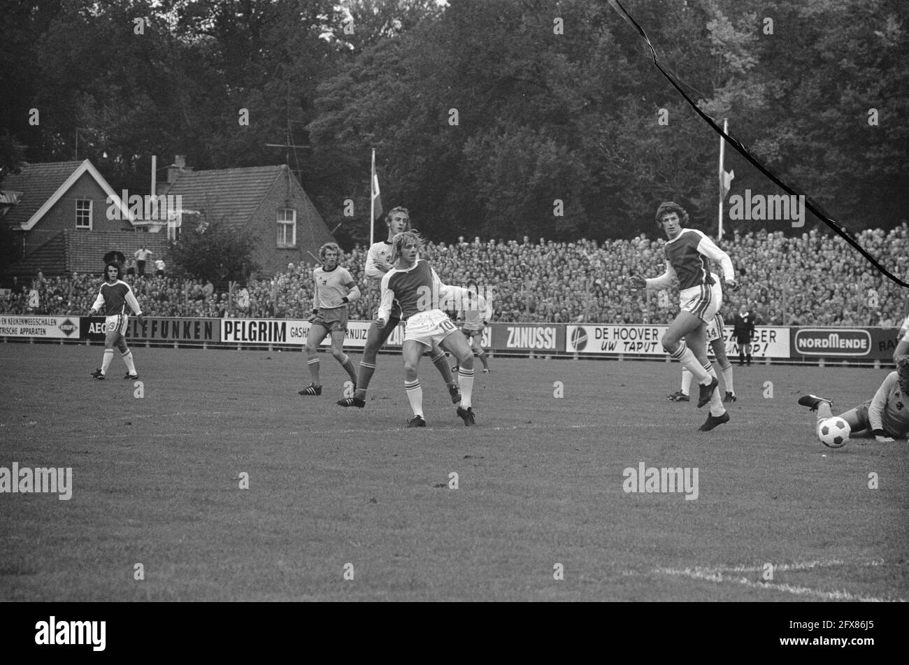 AZ67 contre Ajax, Arie Haan (à droite) en duel avec Vredenburg, 30 septembre 1973, sports, football, pays-Bas, agence de presse du xxe siècle photo, nouvelles à retenir, documentaire, photographie historique 1945-1990, histoires visuelles, L'histoire humaine du XXe siècle, immortaliser des moments dans le temps Banque D'Images